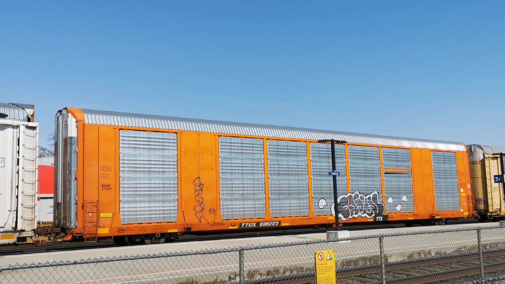 BNSF 27607 (Body) TTGX 696223 (Flat)